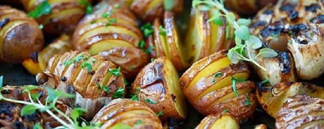 Диетолог Залетова советует варить и запекать картофель только в мундире