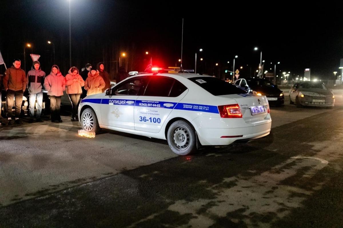 Сотрудники тагильской ГИБДД и участники автоклуба почтили память погибших в ДТП в этом году