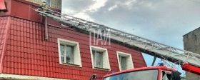 Сильный ветер сорвал крышу с торгового павильона в Пензе