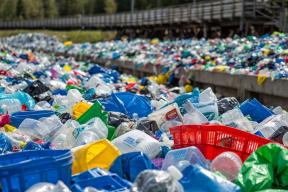 В Корее нашли способ превращать грязные бутылки и йогуртовые стаканчики в чистейшее сырье за долю секунды