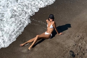 Молодая жена Александра Цекало опубликовала фото в бикини с надписью «святой дух»