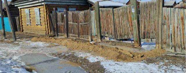 Талые воды красного цвета протекли в бурятском селе Мухоршибирь