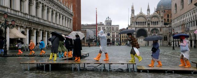 Власти Венеции объявили чрезвычайное положение из-за наводнения