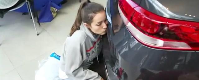В США девушка получила KIA Optima за 50-часовой поцелуй автомобиля