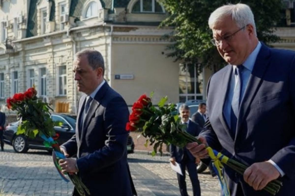 «Испачкался в людоедстве»: глава МИД Азербайджана приехал в Киев и открыто оскорбил Россию. Что происходит?