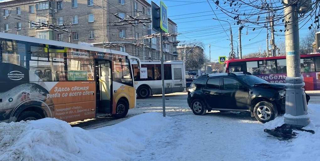 В центре Рязани произошла массовая авария с микроавтобусом