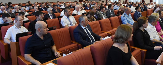 Депутаты НС Дагестана приняли в первом чтении законопроект о поправках к Конституции региона