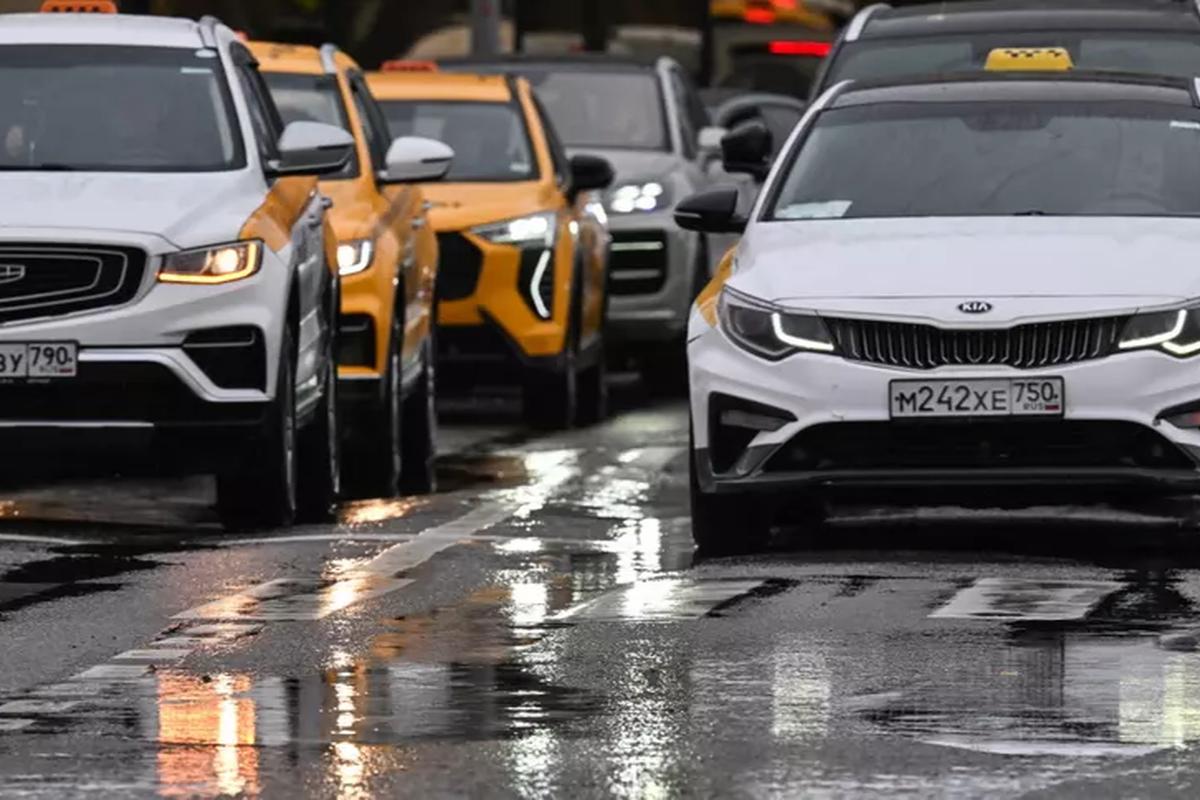 Две трети российских таксопарков не собираются обновлять автомобили из-за закона о локализации