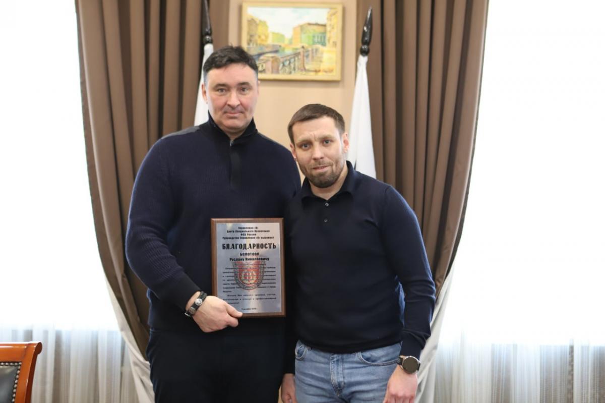 Мэр Руслан Болотов поблагодарил председателя Федерации армейского рукопашного боя Иркутска Михаила Мелкоступова за активную работу с молодежью