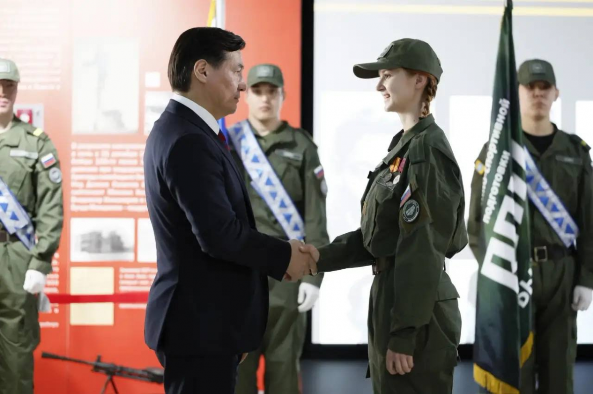 Глава Калмыкии Бату Хасиков принял участие награждении лучших курсантов Центра военно-патриотического воспитания «Воин»