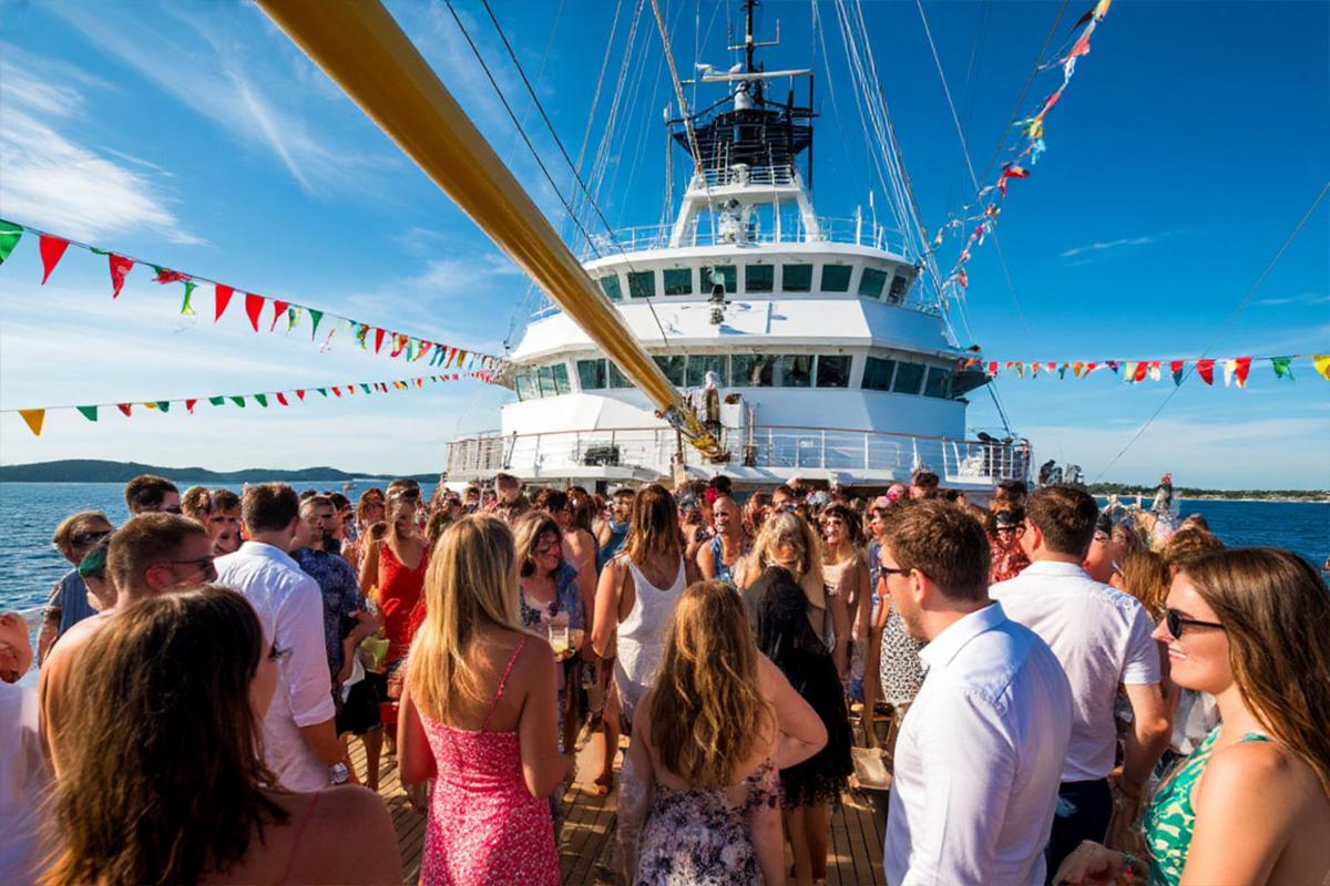 В Турции на морской прогулке умершего туриста накрыли полотенцем и объявили пенную вечеринку