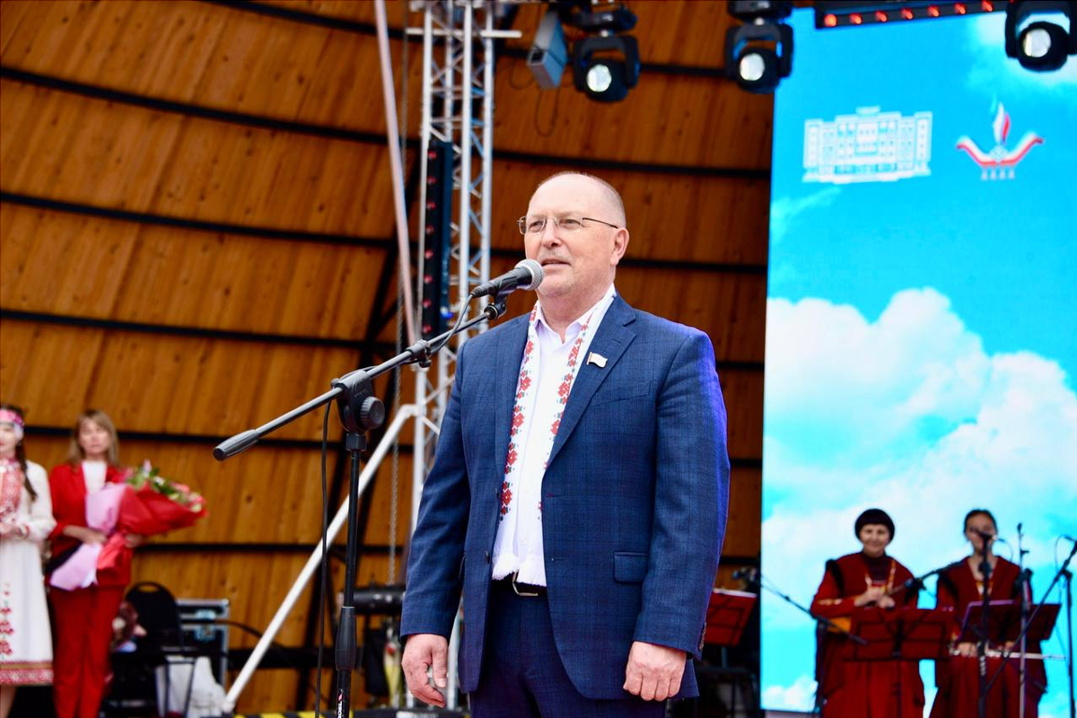 Председатель Госсобрания Марий Эл Михаил Васютин в Пеледыш пайрем наградил жителей за вклад в популяризацию марийской культуры