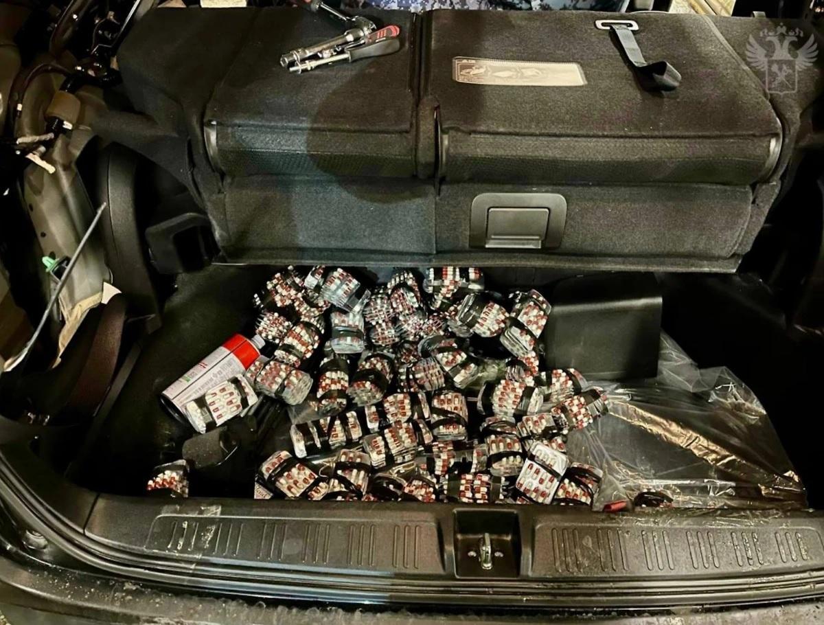 Таможенники поймали контрабандистов с наркотиками на 6 млн в тайнике авто
