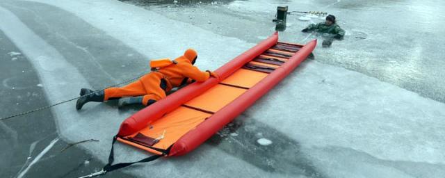 Бердские спасатели отработали навыки по спасению провалившихся под лед людей