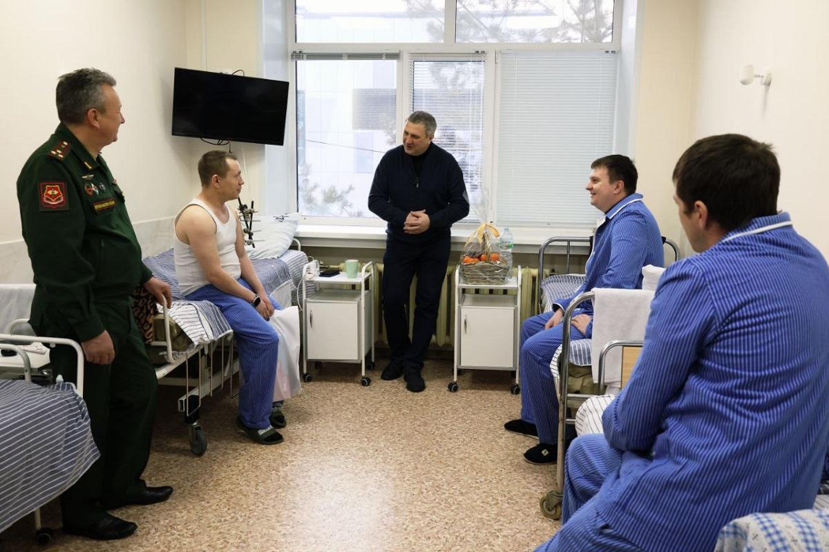 Мэр Самары Иван Носков лично поздравил с Днем защитника Отечества бойцов СВО, проходящих лечение в госпитале