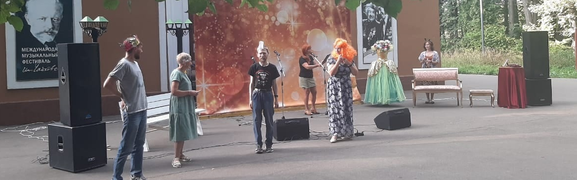 В Майдановском парке провели «Театральные посиделки»