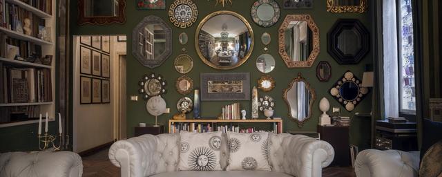 Зеркало над диваном визуально увеличит пространство вашей гостиной