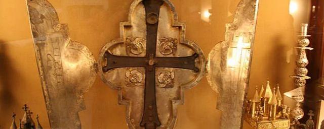 В Карабах доставили главную реликвию армянских военных с частицами Святого Креста