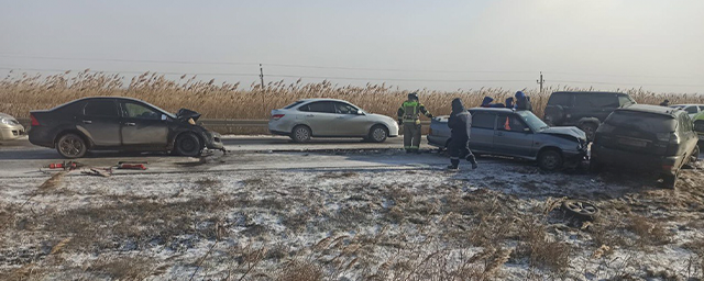 Под Астраханью в ДТП с четырьмя автомобилями пострадала семья