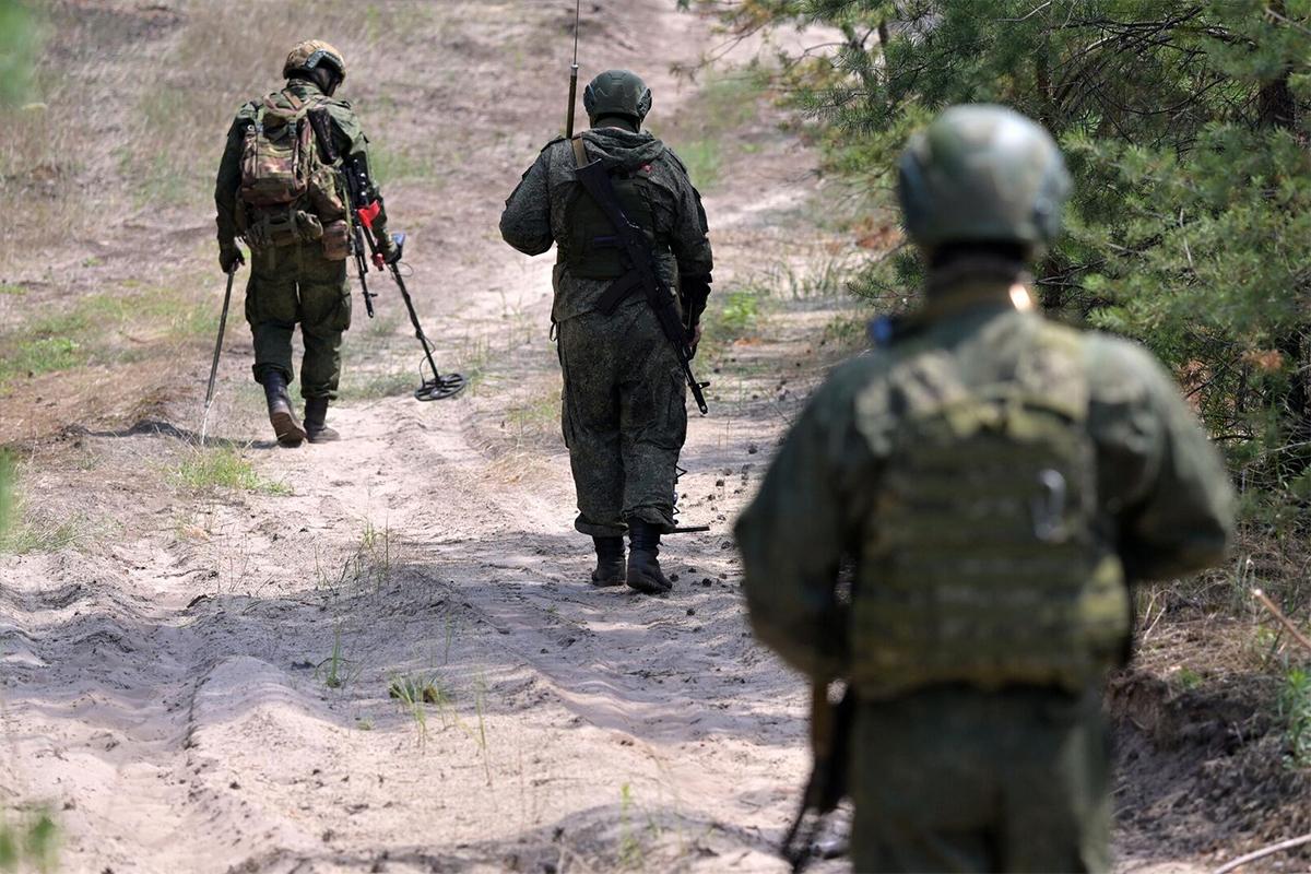 Минобороны: Сапер ВС РФ установил мины, сбил два БПЛА и спас раненого товарища