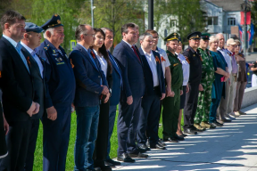 Александр Гречищев: В преддверии 9 Мая над зданиями администрации в Коломне и Озерах торжественно подняли копии Знамени Победы