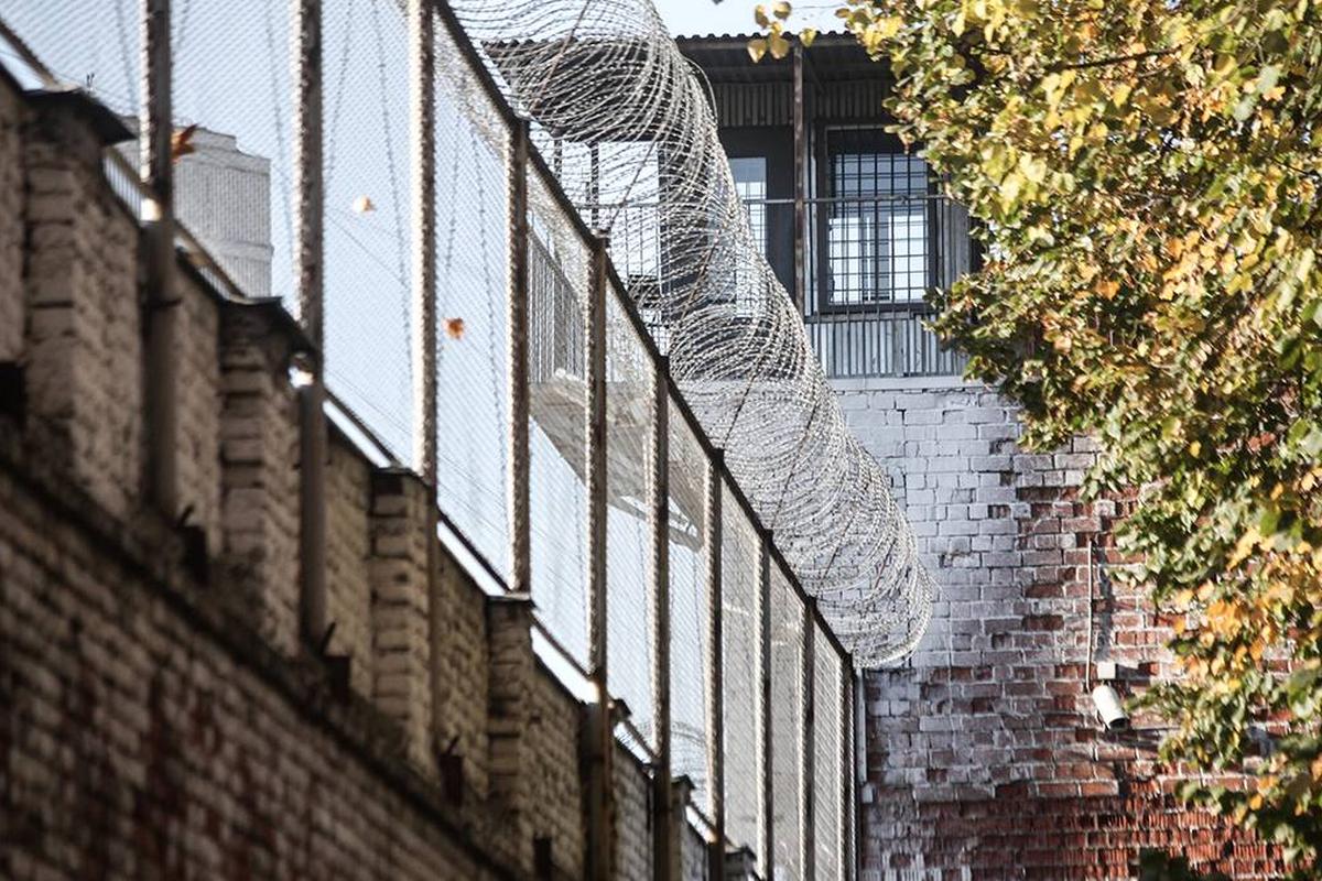 Суд приговорил военного к 6 годам за угрозы взорвать поезд