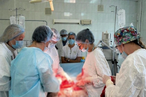 Челябинские врачи вырезали беременной женщине огромную миому, сохранив детородных орган