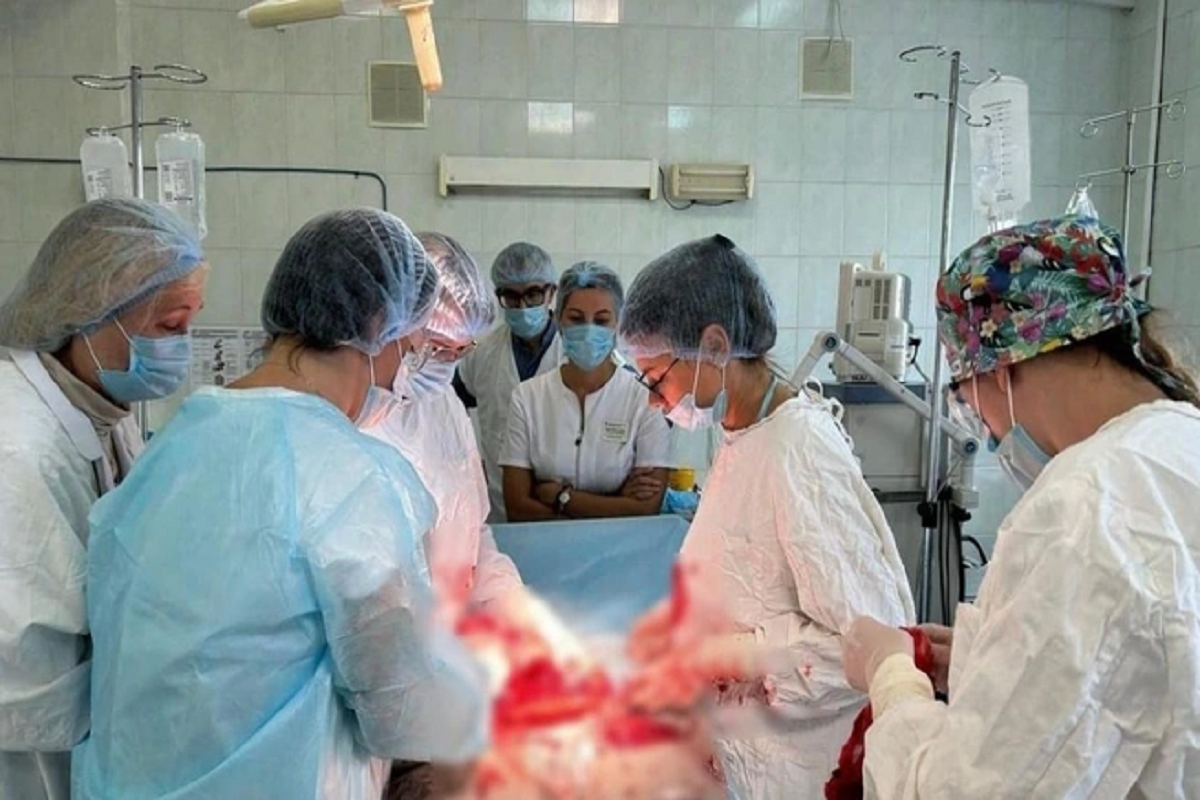 Челябинские врачи вырезали беременной женщине огромную миому, сохранив детородных орган