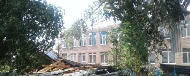 В саратовском посёлке Нива сильный ветер сорвал крышу школы
