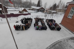 Под Новосибирском ученики выстроились в гигантскую цифру 900 в память о блокадниках