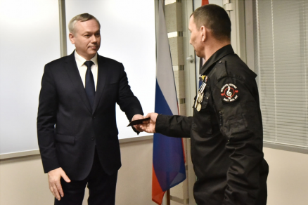 Андрей Травников вручил новосибирским военнослужащим удостоверения «Ветеран боевых действий»
