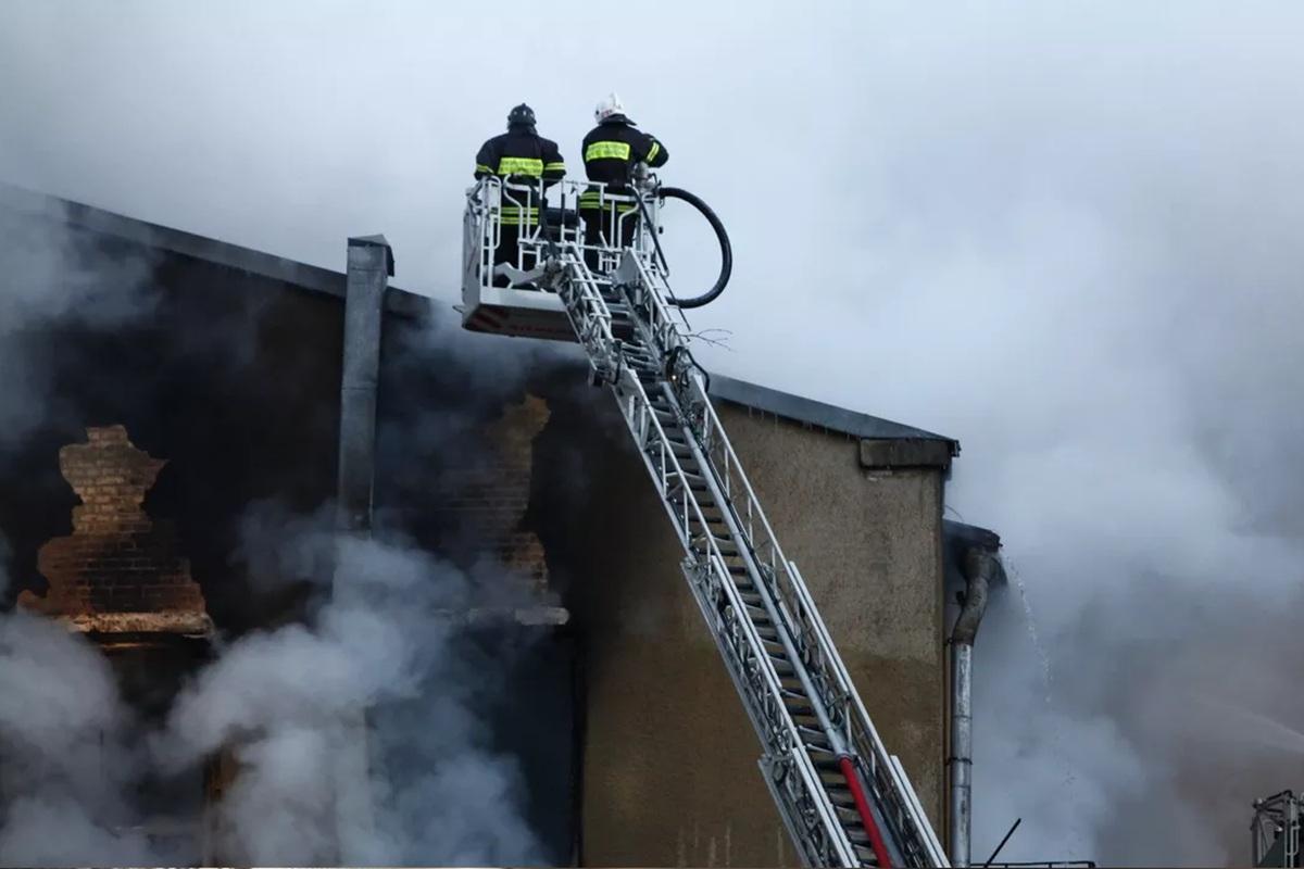 Площадь возгорания на складе в Ленинградской области достигла 1200 кв м
