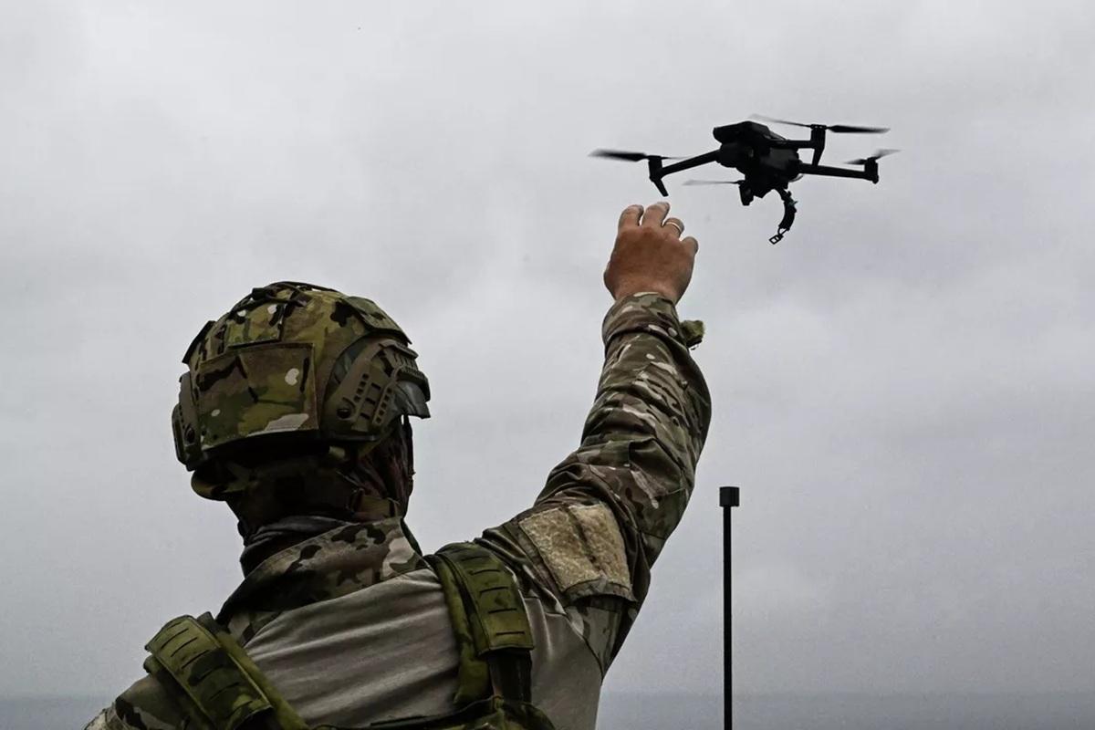 Украинские беспилотники с оптоволоконным управлением несут тройной заряд