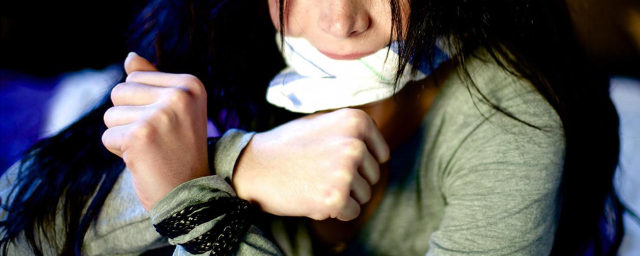 В Астрахани трое местных похитили и избили девушку