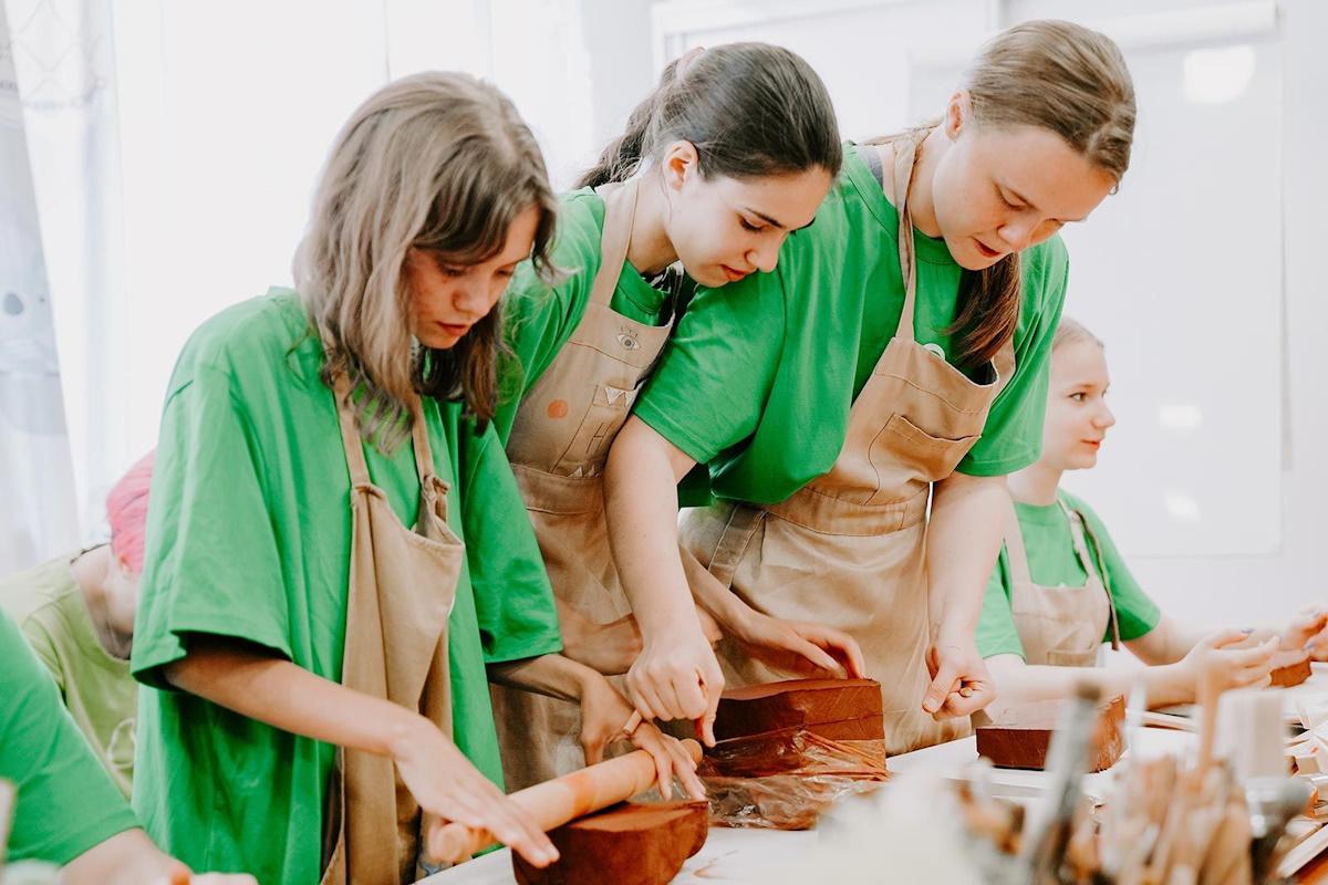 Москвичей приглашают освоить навыки реставрацию и принять участие в уходе за памятниками