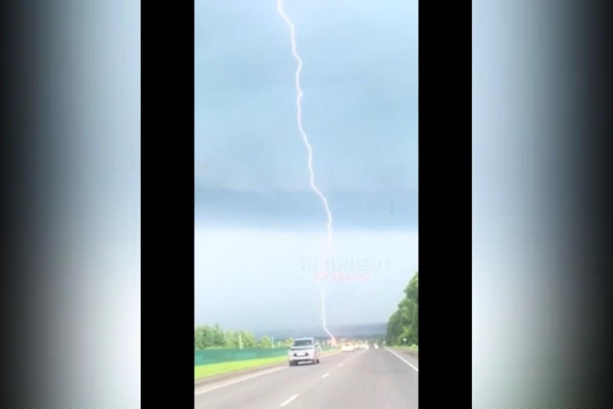 Удар молнии убил юношу в Кемеровской области