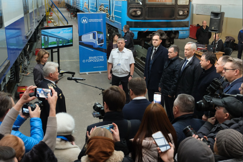 Первый пятивагонный поезд «Ермак» в бело-синей ливрее начал курсировать в Новосибирском метрополитене