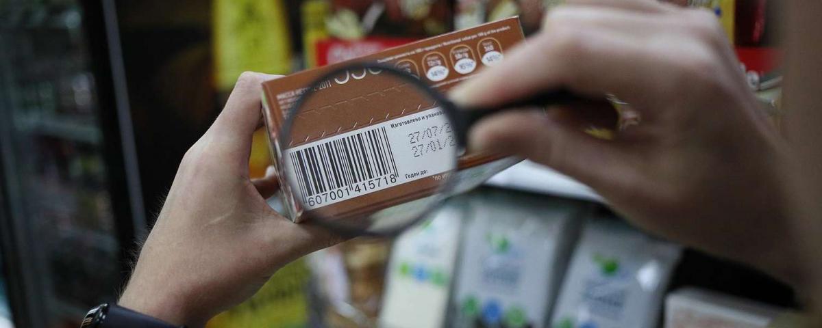 покупатель проверяет срок годности продукта