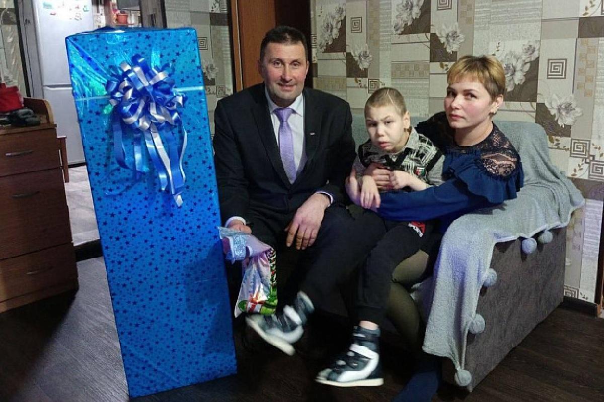 Губернатор Александр Соколов исполнил мечту мальчика из Санчурска, сняв шар с «Елки желаний»