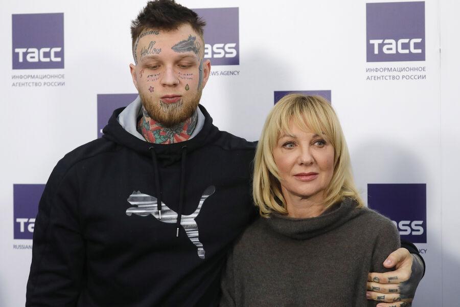 «Я могу завтра сдохнуть». Набивает портреты маньяков и не думает о будущем. Как живет сын Елены Яковлевой Денис Шальных?