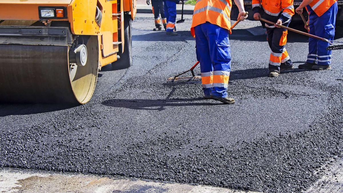 В переулке Бутлерова в Астрахани обновляют асфальт на дороге