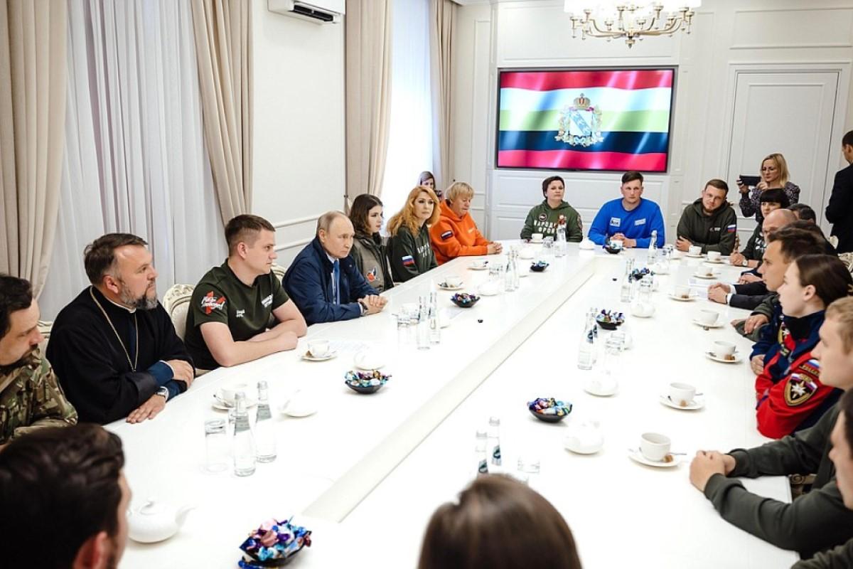 Владимир Путин провел встречу с волонтерами в Курской области