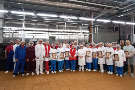 Дмитрий Викулов поздравил сотрудников фабрики «Победа» в Егорьевке с юбилеем