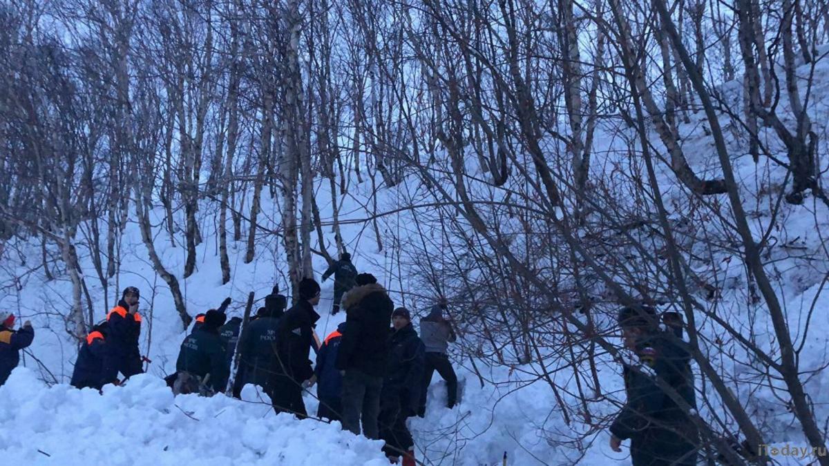 Один человек погиб из-за схода лавины у школы на Камчатке