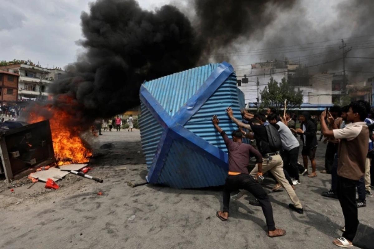 Непальские «зумеры» устроили революцию из-за YouTube и соцсетей. Кто стоит за беспорядками в «подбрюшье» Индии и Китая