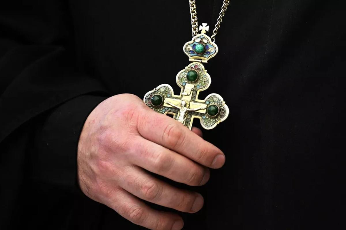 Снаряд упал рядом и не взорвался: священник рассказал о чуде на фронте