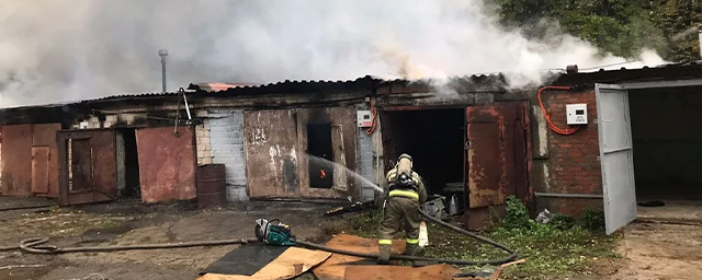 В Ижевске потушили пожар в гаражном кооперативе на Воткинском шоссе