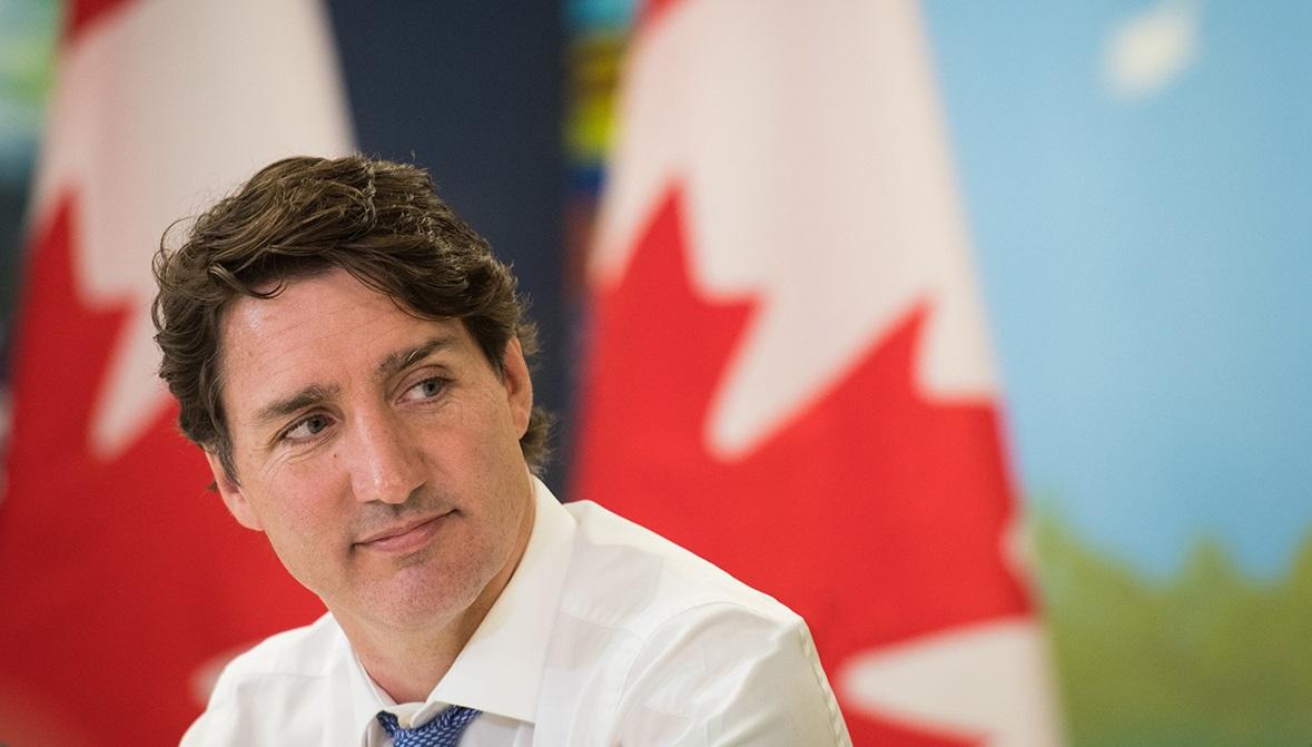 Breitbart: жители Канады испытывают стыд из-за участия премьер-министра Трюдо в шоу трансвеститов