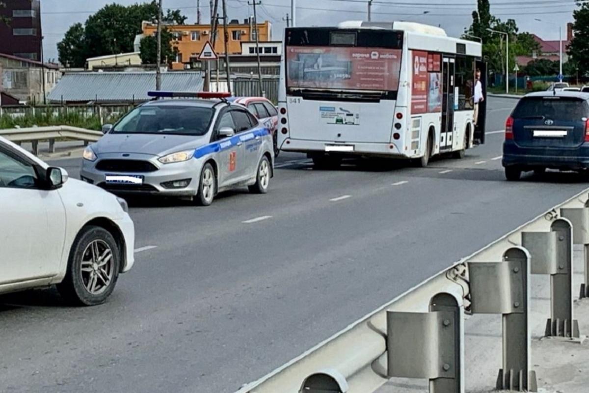 Автохам на Lexus сначала подрезал водителя автобуса в Южно-Сахалинске, а затем ослепил его перцовым газом