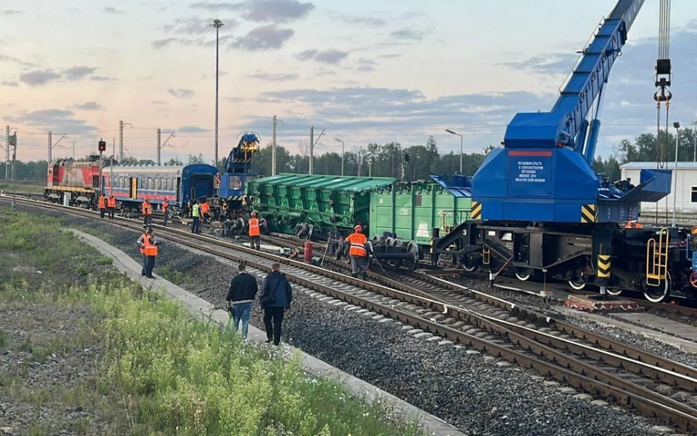 Грузовые вагоны с углем сошли с рельсов в Ленинградской области